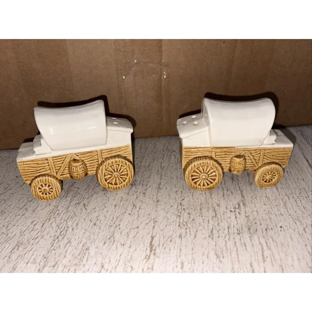 Vintage Covered Wagon Salt And Pepper Shakers Made In Japan Victoria Ceramics